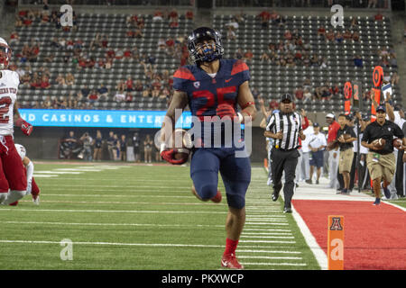 Tucson, Arizona, USA. 15 Sep, 2018. Arizona's running back ANTHONY MARISCAL (25) s'exécute dans pour un touché contre l'Utah du sud samedi, 15 septembre 2018, au stade de l'Arizona à Tucson, Arizona. Arizona a gagné 62-31 contre le sud de l'Utah. Crédit : Jeff Brown/ZUMA/Alamy Fil Live News Banque D'Images