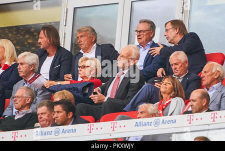 Munich, Allemagne. 15 septembre 2018. Wolfgang Niersbach, EX- DFB Praesident, le Dr Rainer Koch, 1. Vice-président de l'Association allemande de football (DFB), Edmund STOIBER (Bayer. Un Ministerpraesident.D.) mit Ehefrau Karin, le Dr Fritz SCHERER, Mitglied des Aufsichtsrat FC BAYERN MUNICH - Bayer 04 LEVERKUSEN 3-1 - DFL RÈGLEMENT INTERDIT TOUTE UTILISATION DES PHOTOGRAPHIES comme des séquences d'images et/ou quasi-vidéo - 1.ligue de soccer allemand , Munich, le 15 septembre 2018, de la saison 2018/2019, journée 4 © Peter Schatz / Alamy Live News Banque D'Images