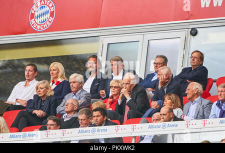 Munich, Allemagne. 15 septembre 2018. Wolfgang Niersbach, EX- DFB Praesident, le Dr Rainer Koch, 1. Vice-président de l'Association allemande de football (DFB), Edmund STOIBER (Bayer. Un Ministerpraesident.D.) mit Ehefrau Karin, le Dr Fritz SCHERER, ancien président FCB avec femme Claudia, Edmund STOIBER (Bayer. Un Ministerpraesident.D.) mit Ehefrau Karin, Franz Bulle Roth, ancien joueur, Rudi Voeller , Sportchef Leverkusen FC BAYERN MUNICH - Bayer 04 LEVERKUSEN 3-1 - DFL RÈGLEMENT INTERDIT TOUTE UTILISATION DES PHOTOGRAPHIES comme des séquences d'images et/ou quasi-vidéo - 1.ligue de soccer allemand , Munich, Septem Banque D'Images