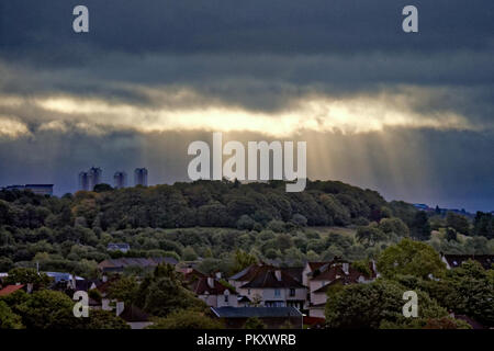 Glasgow, Écosse, Royaume-Uni, 16 Septembre, 2018. Météo France : Dieu rayons X ou rayons crépusculaires plus Dawsholm park et les tours de Maryhill et l'est de la ville comme le soleil du matin travaille son chemin à travers les nuages sombres à l'avance les vraiment mauvais temps Prévisions pour demain. Gérard Ferry/Alamy news Crédit : Gérard ferry/Alamy Live News Banque D'Images