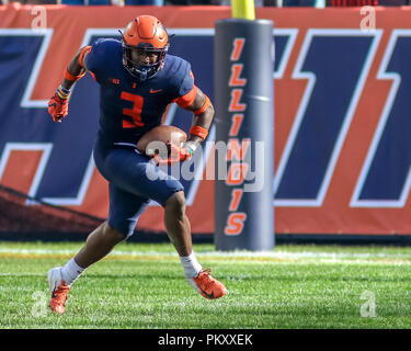 Chicago, USA. 15 septembre 2018. L'Illinois Fighting Illini linebacker Del'Shawn Phillips (3) exécute en arrière une interception lors de NCAA football action de jeu entre l'Université de l'Illinois Fighting Illini vs l'Université de Floride du Sud les taureaux à Soldier Field, à Chicago, IL Crédit : Cal Sport Media/Alamy Live News Banque D'Images