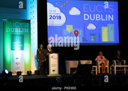 Dublin, Irlande du Nord. 16 Sep, 2018. Le Président irlandais Michael D. Higgins (2L) traite de la cérémonie d'ouverture de la 30e Concours européen des Jeunes Scientifiques à Dublin, Irlande du Nord, en Irlande, le 15 septembre 2018. Le 30e Concours européen des jeunes chercheurs (EUCYS) a été ouverte par le Président irlandais Michael D. Higgins ici le samedi. Source : Xinhua/Alamy Live News source : Xinhua/Alamy Live News Banque D'Images