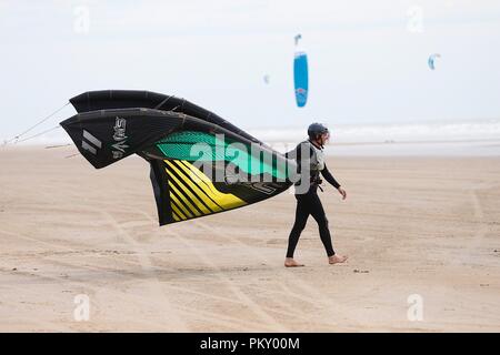 Le carrossage, East Sussex, UK. 16 Sep, 2018. Météo France : brise dans le carrossage, East Sussex conditions idéales pour ces kite-surfers que celles qu'ils prennent pour les vagues en grand nombre. © Paul Lawrenson, 2018 Crédit photo : Paul Lawrenson / Alamy Live News Banque D'Images