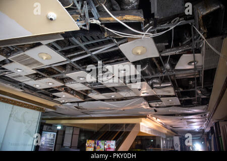 Hong Kong, Hong Kong SAR, Chine. 16 Sep, 2018. Paradise mall show dommage.Hong Kong est ravagé par la pire tempête de l'année, le typhon Mangkhut. Ayant perdu la vitesse du vent pendant que sur les Philippines, le super typhon a été reclassifié comme sévère sur son approche de Hong Kong.Avec des vents de 175km/h l'Observatoire de Hong Kong a soulevé la plus haute T10 Avertissement 2 heures avant le typhon a frappé. Credit : Jayne Russell/ZUMA/Alamy Fil Live News Banque D'Images