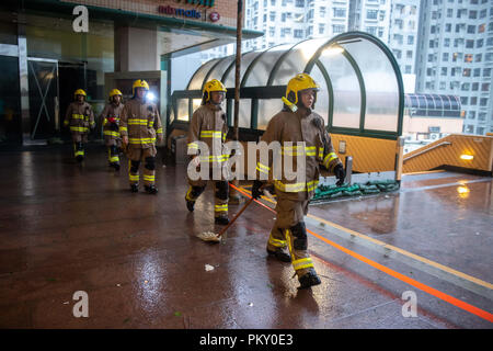 Hong Kong, Hong Kong SAR, Chine. 16 Sep, 2018. La sortie des pompiers endommagé Paradise Mall.Hong Kong est ravagé par la pire tempête de l'année, le typhon Mangkhut. Ayant perdu la vitesse du vent pendant que sur les Philippines, le super typhon a été reclassifié comme sévère sur son approche de Hong Kong.Avec des vents de 175km/h l'Observatoire de Hong Kong a soulevé la plus haute T10 Avertissement 2 heures avant le typhon a frappé. Credit : Jayne Russell/ZUMA/Alamy Fil Live News Banque D'Images