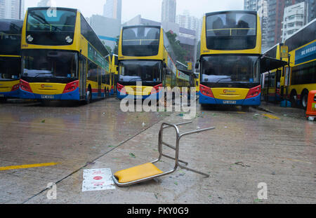 Hong Kong, Hong Kong SAR, Chine. 16 Sep, 2018. Des taxis et des transports est arrêté.Hong Kong est ravagé par la pire tempête de l'année, le typhon Mangkhut. Ayant perdu la vitesse du vent pendant que sur les Philippines, le super typhon a été reclassifié comme sévère sur son approche de Hong Kong.Avec des vents de 175km/h l'Observatoire de Hong Kong a soulevé la plus haute T10 Avertissement 2 heures avant le typhon a frappé. Credit : Jayne Russell/ZUMA/Alamy Fil Live News Banque D'Images