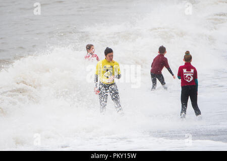 Aberystwyth, Pays de Galles, Royaume-Uni. 16 septembre 2018 UK Weather : les jeunes membres de la life saving club local train encore dans les vagues exubérantes à l'état humide et venteux Septembre dimanche après-midi. L'ouest de la France se prépare donc pour l'impact de la tempête Hélène, qui est prévu de faire la grève du jour au lendemain, le lundi, avec des vents soufflant jusqu'à 70 mi/h dans les zones exposées, , avec le risque de danger à la vie à partir de la projection de débris Photo © Keith Morris / / Alamy Live News Banque D'Images