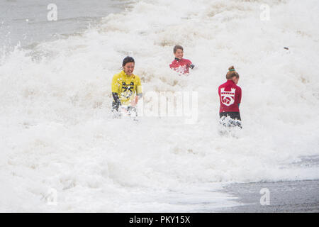 Aberystwyth, Pays de Galles, Royaume-Uni. 16 septembre 2018 UK Weather : les jeunes membres de la life saving club local train encore dans les vagues exubérantes à l'état humide et venteux Septembre dimanche après-midi. L'ouest de la France se prépare donc pour l'impact de la tempête Hélène, qui est prévu de faire la grève du jour au lendemain, le lundi, avec des vents soufflant jusqu'à 70 mi/h dans les zones exposées, , avec le risque de danger à la vie à partir de la projection de débris Photo © Keith Morris / / Alamy Live News Banque D'Images