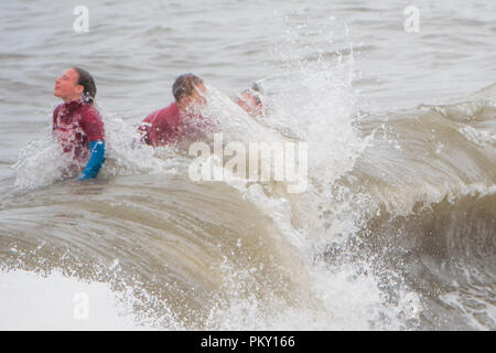 Aberystwyth, Pays de Galles, Royaume-Uni. 16 septembre 2018 UK Weather : les jeunes membres de la life saving club local train encore dans les vagues exubérantes à l'état humide et venteux Septembre dimanche après-midi. L'ouest de la France se prépare donc pour l'impact de la tempête Hélène, qui est prévu de faire la grève du jour au lendemain, le lundi, avec des vents soufflant jusqu'à 70 mi/h dans les zones exposées, , avec le risque de danger à la vie à partir de la projection de débris Photo © Keith Morris / / Alamy Live News Banque D'Images