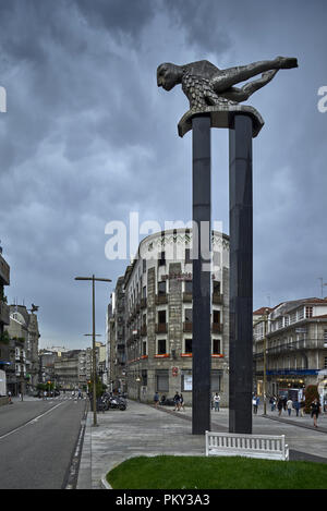 La sirène Sculpture symbole de l'union de l'homme avec la mer par le sculpteur Francisco Leiro à Vigo, Galice, Espagne Banque D'Images