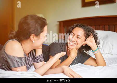 Deux jeunes femme parler sur lit. L'amitié des filles concept Banque D'Images
