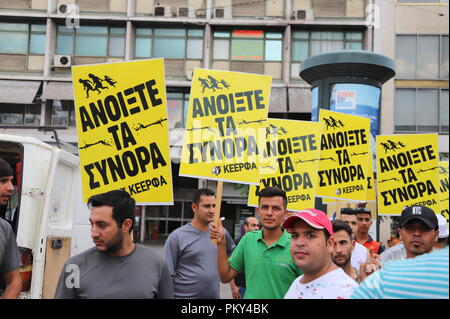 Athènes, Grèce. 15 Sep, 2018. Les manifestants tiennent des pancartes avec des slogans pro de l'immigration. Les réfugiés, les immigrants et l'aile gauche acitivists démontrer à Athènes pour l'ouverture des frontières et sur une meilleure pour les réfugiés. Crédit : George/Panagakis Pacific Press/Alamy Live News Banque D'Images