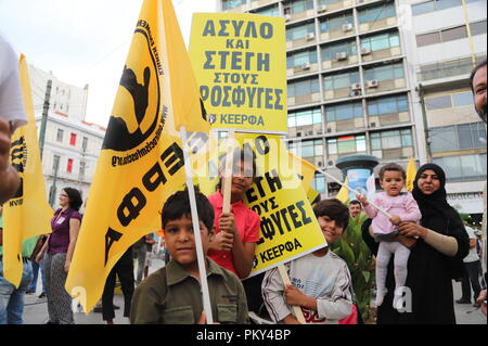 Athènes, Grèce. 15 Sep, 2018. Les manifestants tiennent des pancartes avec des slogans pro de l'immigration. Les réfugiés, les immigrants et l'aile gauche acitivists démontrer à Athènes pour l'ouverture des frontières et sur une meilleure pour les réfugiés. Crédit : George/Panagakis Pacific Press/Alamy Live News Banque D'Images