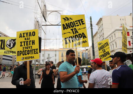 Athènes, Grèce. 15 Sep, 2018. Les manifestants tiennent des pancartes avec des slogans pro de l'immigration. Les réfugiés, les immigrants et l'aile gauche acitivists démontrer à Athènes pour l'ouverture des frontières et sur une meilleure pour les réfugiés. Crédit : George/Panagakis Pacific Press/Alamy Live News Banque D'Images