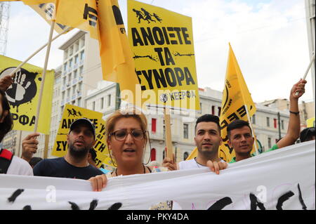 Athènes, Grèce. 15 Sep, 2018. Les manifestants tiennent des pancartes avec des slogans pro de l'immigration. Les réfugiés, les immigrants et l'aile gauche acitivists démontrer à Athènes pour l'ouverture des frontières et sur une meilleure pour les réfugiés. Crédit : George/Panagakis Pacific Press/Alamy Live News Banque D'Images