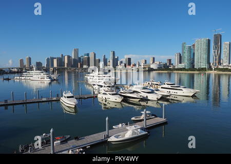 Les jardins de l'île des super-port de plaisance sur le MacArthur Causeway avec la ville de ville de Miami dans l'arrière-plan. Banque D'Images