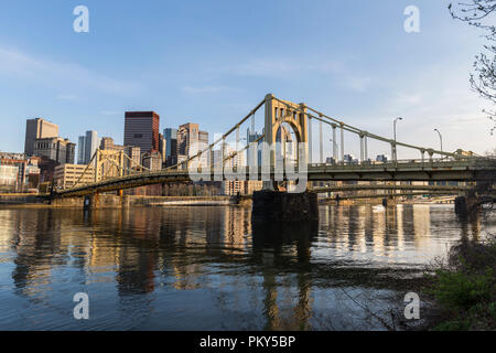 Au bord de l'eau urbaine et ponts traversant la rivière Allegheny, au centre-ville de Pittsburgh, Pennsylvanie. Banque D'Images