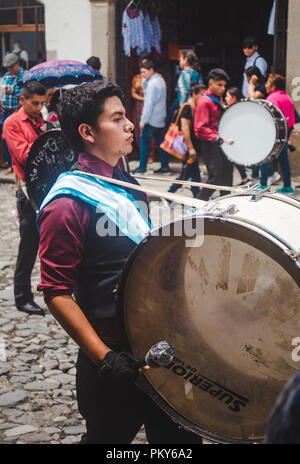 Adolescent jouant tambour en fanfare lors de la Street Parade 2018 Dia de la Independencia (date de l'indépendance) à Antigua Guatemala Banque D'Images