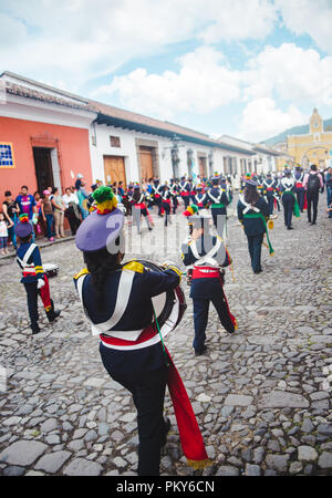 Les enfants jouent dans les instruments marching band street parade au cours de Dia de la Independencia (date de l'indépendance) à Antigua Guatemala Banque D'Images