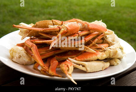 Grande plaque ronde avec pile de King Crabe prêt à manger. Banque D'Images