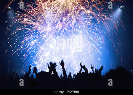 Regarder la foule d'artifice et la célébration du Nouvel An Banque D'Images