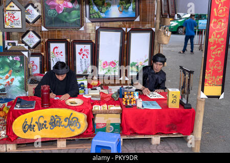 Les universitaires année lunaire vietnamien en calligraphie festival tenu à la maison de la culture de la Jeunesse Banque D'Images