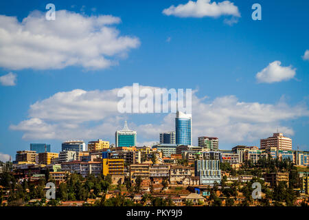 Le centre-ville de Kigali skyline sur une journée ensoleillée avec un ciel bleu. Banque D'Images