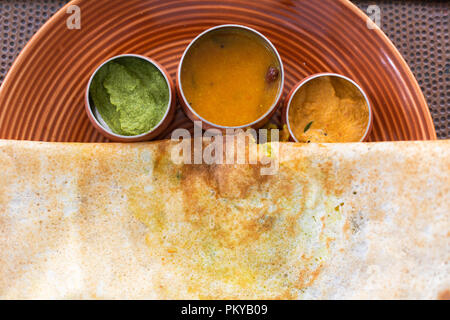 Close-up de Masala Dosa avec chutneys servis dans un des petits bols Banque D'Images