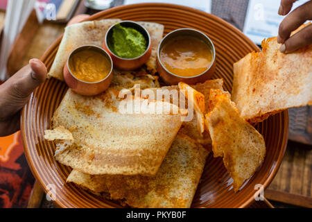 Close-up de Masala Dosa avec chutneys servis dans un des petits bols Banque D'Images