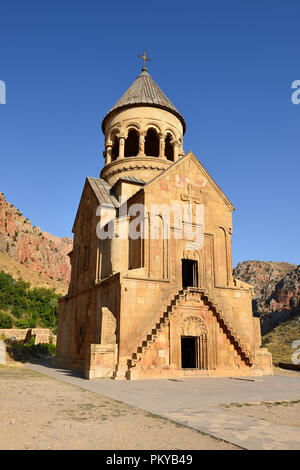 L'Arménie, près du monastère de Noravank Aréni village. Le monastère du 13ème siècle, mettre dans le ravin de la rivière de l'Arpa, dans le Wajoc Dzor. Banque D'Images