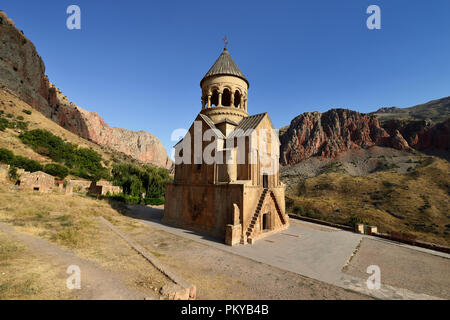 L'Arménie, près du monastère de Noravank Aréni village. Le monastère du 13ème siècle, mettre dans le ravin de la rivière de l'Arpa, dans le Wajoc Dzor. Banque D'Images