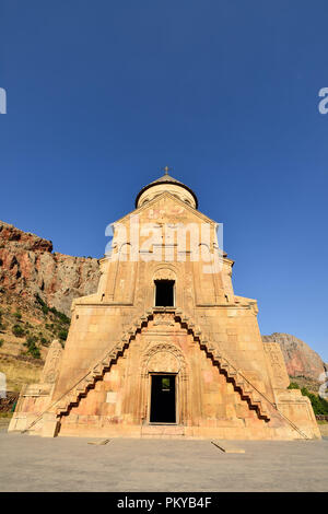 L'Arménie, près du monastère de Noravank Aréni village. Le monastère du 13ème siècle, mettre dans le ravin de la rivière de l'Arpa, dans le Wajoc Dzor. Banque D'Images