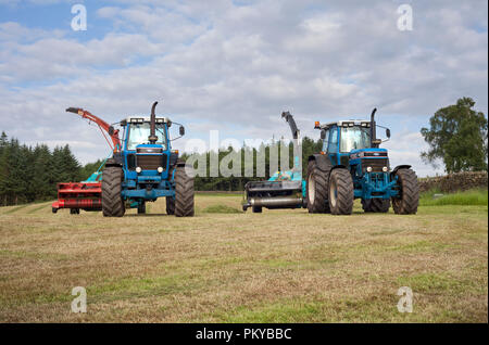 1990 Ford 8630  + Reco Mengele SH40N (L) 1993 Ford 8630  + 1995 Reco Mengele SH40N (R) de l'ensilage permet de recueillir sur une ferme laitière en Angleterre Banque D'Images