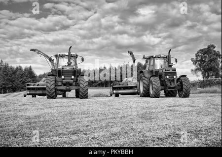 1990 Ford 8630  + Reco Mengele SH40N (L) 1993 Ford 8630  + 1995 Reco Mengele SH40N (R) de l'ensilage permet de recueillir sur une ferme laitière en Angleterre Banque D'Images