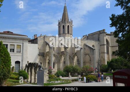 Die historische Stadt Avignon im Süden : Carouge (Ge) Temple Saint Martial und Garten Banque D'Images