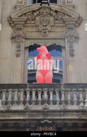 Die historische Stadt Avignon im Süden : Carouge (Ge) Roter Bär suis Balkon Banque D'Images