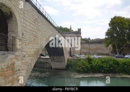 Die historische Stadt Avignon im Süden : Carouge (Ge) Die Brücke Pont d'Avignon an der Rhone Banque D'Images