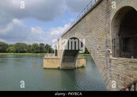 Die historische Stadt Avignon im Süden : Carouge (Ge) Die Brücke Pont d'Avignon an der Rhone Banque D'Images