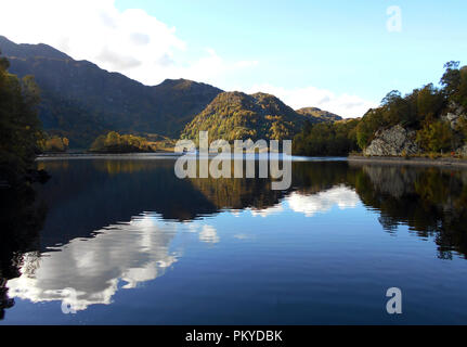 Une belle, calme et sereine, Loch Katrine en Ecosse centrale. Cette immense loch agit comme un réservoir et est la principale route d'approvisionnement en eau de la ville de Glasgow. Banque D'Images