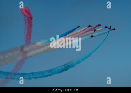 Les flèches rouges effectuer la formation de tornade sur Journée des Forces armées à Llandudno Banque D'Images