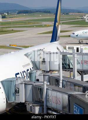 Un Airbus A380 de Singapore Airlines lors de l'embarquement à l'aéroport de Zurich Kloten. Jettys sur deux niveaux pont connectez l'avion géant avec la porte. Banque D'Images