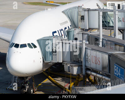 Un Airbus A380 de Singapore Airlines lors de l'embarquement à l'aéroport de Zurich Kloten. Jettys sur deux niveaux pont connectez l'avion géant avec la porte. Banque D'Images