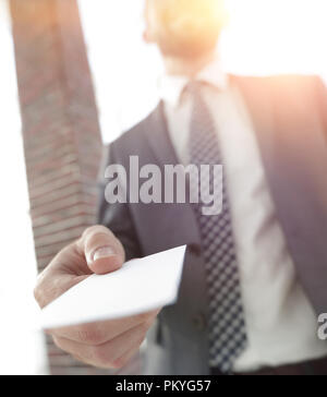 Businessman giving une carte. Photo en gros plan de bureau loft Banque D'Images