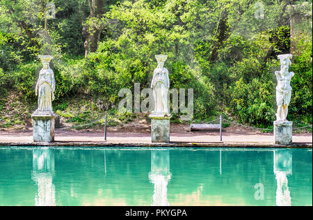 Statues de la piscine surplombant l'ancienne Caryatides Canopus appelé à la Villa Adriana (la Villa d'Hadrien), Tivoli, Italie Banque D'Images