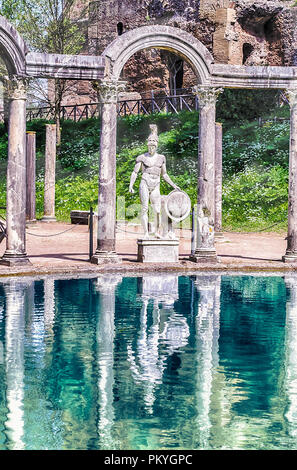 Statue grecque d'Arès surplombant la piscine antique appelé Canopus, l'intérieur de Villa Adriana (la Villa d'Hadrien), Tivoli, Italie Banque D'Images