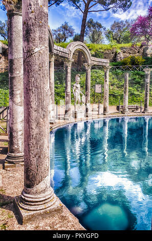 Statue grecque d'Arès surplombant la piscine antique appelé Canopus, l'intérieur de Villa Adriana (la Villa d'Hadrien), Tivoli, Italie Banque D'Images