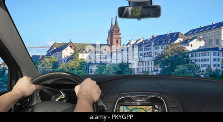 La conduite d'une voiture dans le centre-ville de Bâle, avec sa célèbre cathédrale de grès rouge, Suisse Banque D'Images