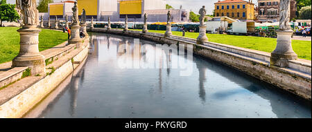 La pittoresque place de Prato della Valle et son beau canal à Padoue. C'est la plus grande place d'Italie, et l'un des plus grands d'Europe Banque D'Images