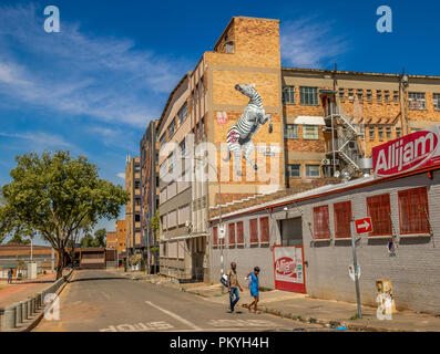 Johannesburg, Afrique du Sud - les résidents non identifiés qui vaquent à leur vie quotidienne dans la banlieue d'historique dans la cité Maboneng Jeppestown Banque D'Images