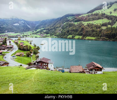 Petit village du lac de Lungern près de Lucerne, Suisse Banque D'Images